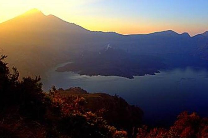 2D-1N Hiking Rinjani To Rim Senaru - Dewa Trekking - The hike up starts in tropical forest, then gets steeper
