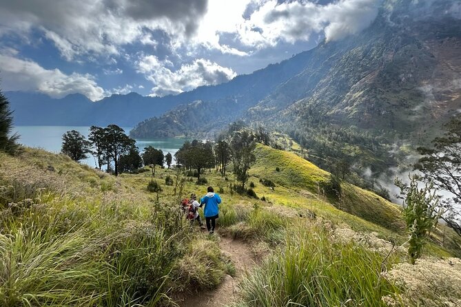 3 Days Mount Rinjani Complete Tour @All In One Price - Guides and porters, the difference between surviving and enjoying
