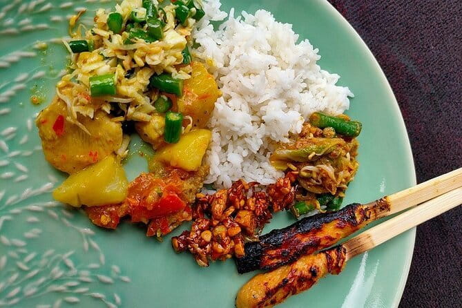 Bali Countryside Eco Cycling Tour include Lunch - Jalan Batu Sepih: the walk to Batu Sepih and the cooking demo setup