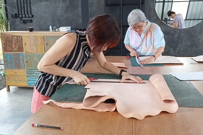 Bali Leather Craft Workshop - 6 hours ( canggu / seminyak) - Making it yours: snaps, buttons, and small accessory choices