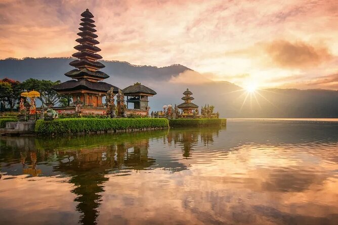 Bali Private Tour: Handara Iconic Gate, Watefall and Temple - Handara Iconic Gate: crater-lake photos without the stress