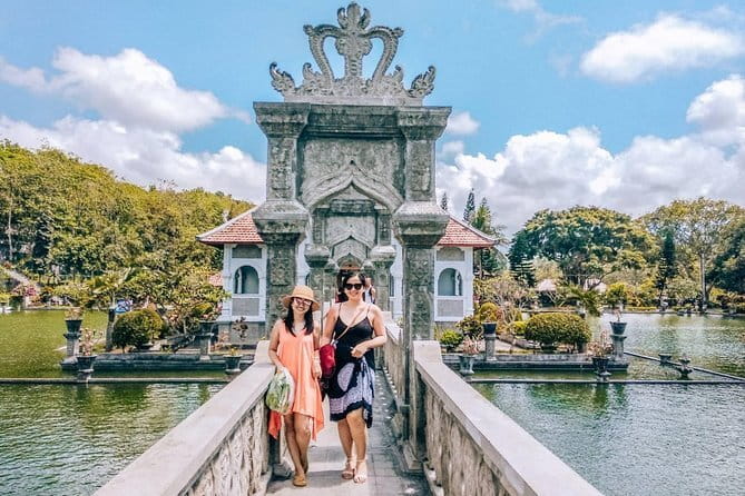 Bali Private Tour: Waterfall, Monkey forest and Tanah lot sunset - Ubud Traditional Art Market: craft energy and a short, useful stop