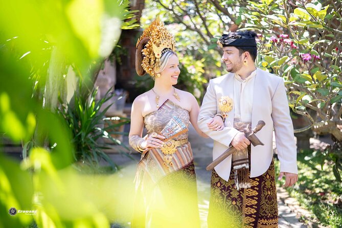Bali Professional Photoshoot in Traditional Dress Outfit - What you get afterward: original files plus retouch on your phone