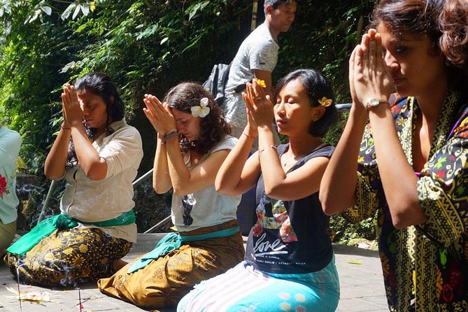 Bali Shaman,Palm Reading,& Spiritual - Palm Reading in a One-on-One Consultation