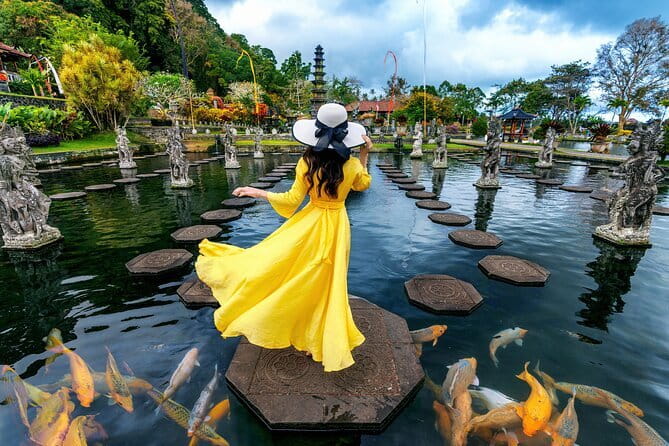 Bali Spiritual Shamanic-Palm Reading, Temple Healing Tour - The healer stop in Ubud Gianyar: mantra healing or shamanic palm reading