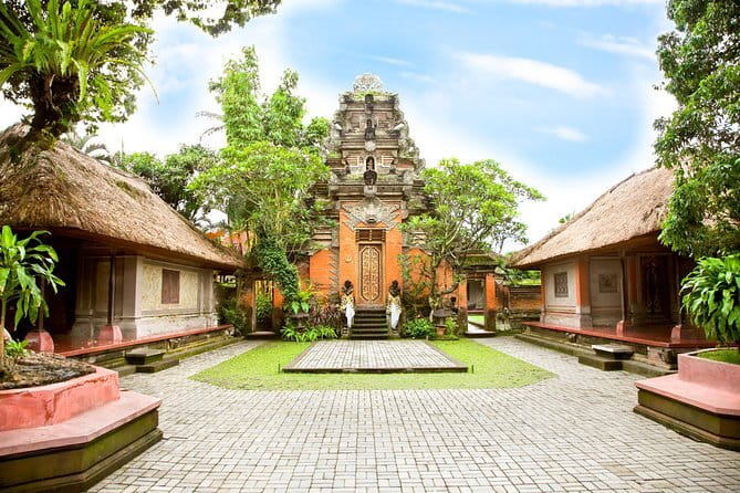 Bali Tour Driver - Puseh Batuan Temple: local Balinese ornaments, village care, and a respectful start