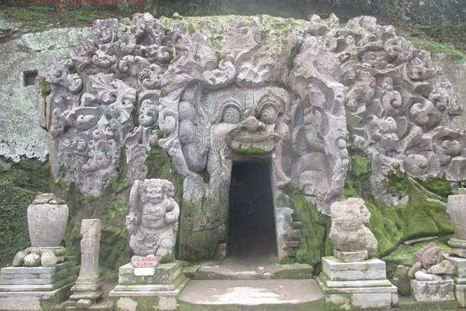 Bali Traditional Dance, Waterfall and Hindu temple with lunch - Barong and Kris dance: the good versus evil story on stage