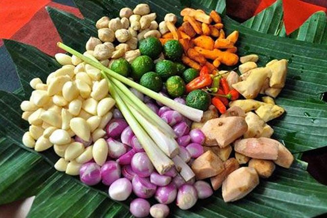 Balinese Cooking class with traditional morning market visit - Laplapan Welcome and the Offering-Making Part