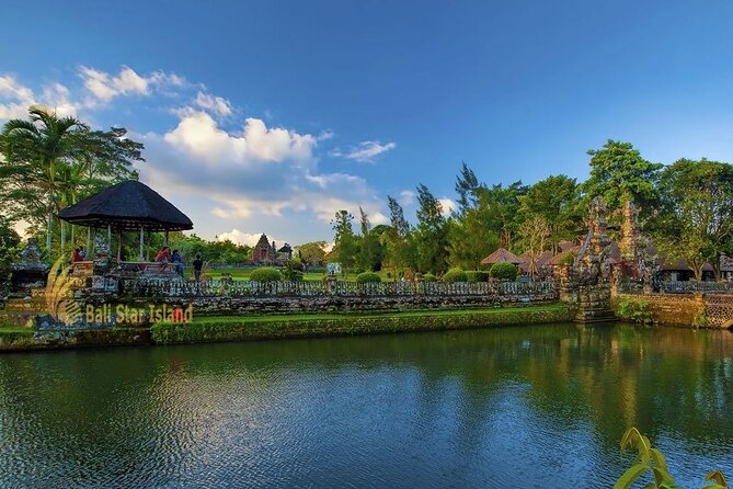 Beratan , lake side temple tour , all inclusive - Weather reality: how rain can change your day
