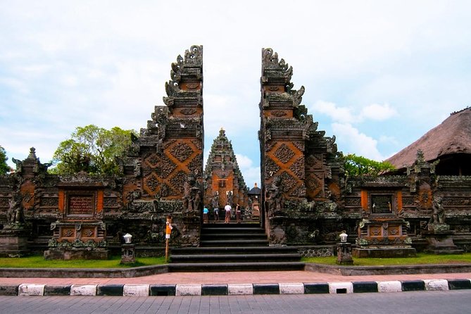 Best of Ubud 1-Day Private Tour - Tegenungan Waterfall: the big green drop and photo-friendly timing