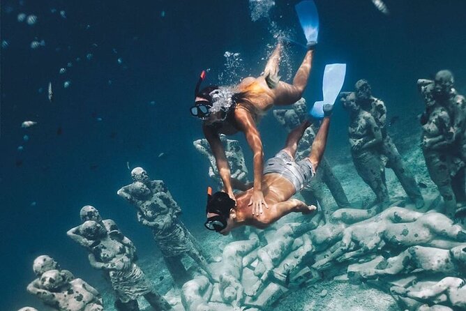 Gili Island Snorkeling Trip - Gili Trawangan, Gili Meno, & Gili Air, From Lombok - Stop 4: Gili Meno Statue Ring Point, underwater art with a crowd factor