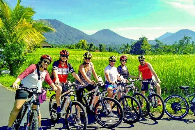 Halo Bike Cycling Tour Downhill - Yogas House: lunch, a home visit, and a short cooking class