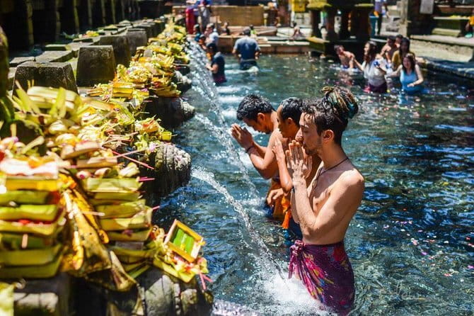 Munduk Highlights: Stunning North Bali Waterfalls & Temple - Ulun Danu Bratan Temple: where the day turns cultural