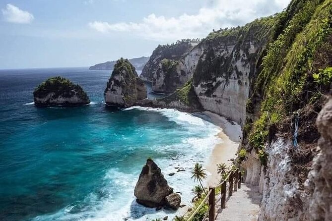 Nusa Penida East And West Full Day Private Guided Tour - Diamond Beach with a breakfast box and a cliff view