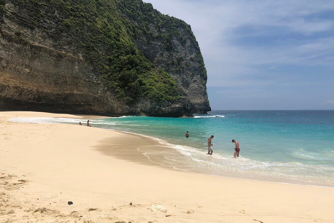 Nusa Penida Island Beach Tours Private All Inclusive - Stop 1: Sampalan Beach, an easy warm-up before the big viewpoints