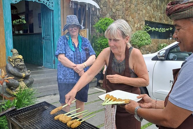 Private Balinese Cooking Class in Ubud at Santika's Home - A chef-hosted Ubud home cooking class in Pesalakan Village