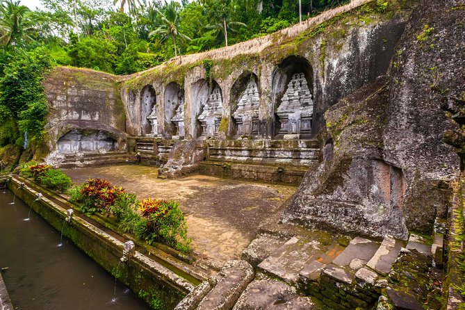 Private Full-Day Tour: Balinese Temples and Rice Terraces - Stop 1: Sacred Monkey Forest Sanctuary, how to enjoy macaques safely