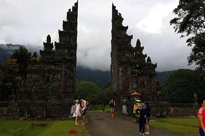 Private Tour: Ulun Danu Temple-Handara Gate-Wana Giri Hill&Tanah Lot Sunset - Tanah Lot sunset: the offshore shrine payoff