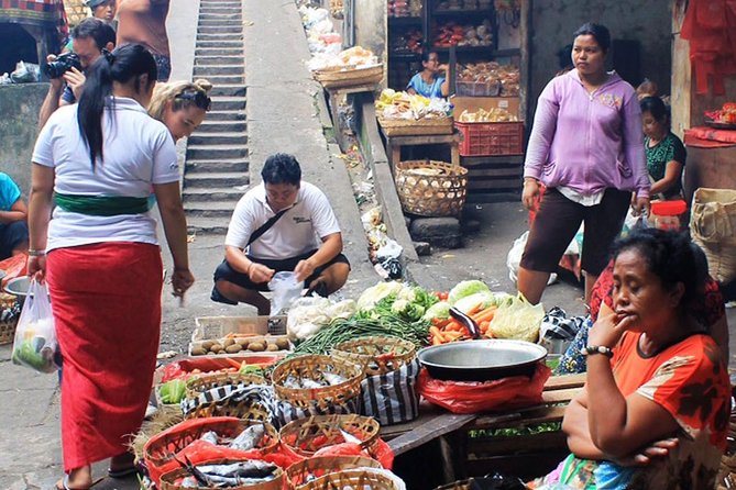 PRIVATE Ubud Market Tour & Balinese Cooking Class with Putu - Pejeng Market to the family kitchen: how this Ubud morning works