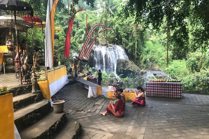 Purification Holy Bath at Beji Gria Waterfall - The holy bath flow, step by step: prayer to coconut-blessed water