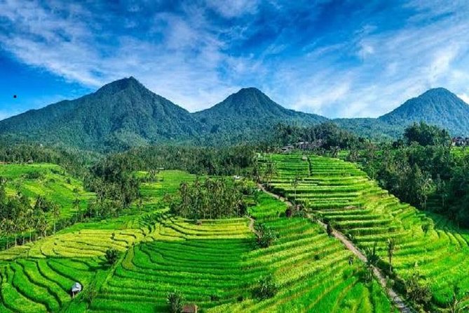 Tanah Lot - Jatiluwih (UNESCO) - Beratan lake -Hidden hill (Wanagiri)-FREE WI-FI - Ulun Danu Bratan at Lake Beratan: A Lake Temple With a Big Backstory