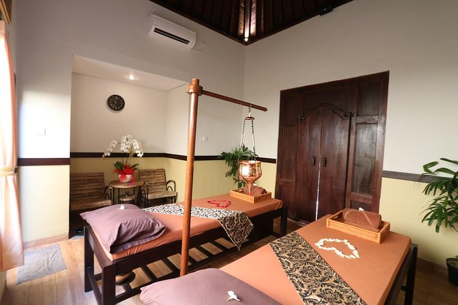 Traditional Bali Massage 90 minutes at Nusa Dua Bali - The lobby welcome drink and foot wash routine