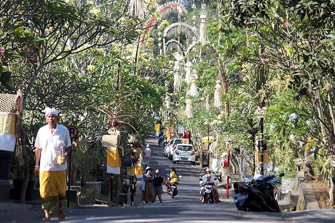 Ubud Eco Culture Cycling Exploration - Sukma Street to the Monkey Forest, where photos happen without detours