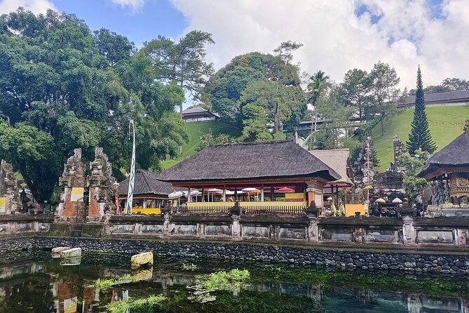 Ubud Tirta Empul Temple Tour with Purification Experience - Cold water and what to bring so you do not suffer